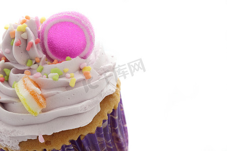 孤立在白色背景中的紫色蛋糕