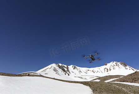 蓝天映衬下，一个飞行玩具盘旋在埃尔修斯山顶。