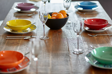 与五颜六色的餐具的木桌小景深。