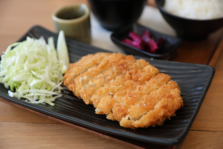 Tonkatsu 炸猪排配米饭和汤在木桌上 Ja