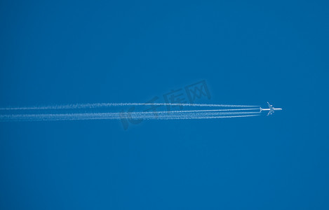 喷气式客机摄影照片_在蓝天高处拍摄的喷气式飞机