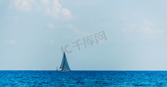 航行飞机摄影照片_海上航行的帆船，公海上的游轮，saili