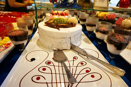 在宴会的餐厅里用刀子做的漂亮生日蛋糕