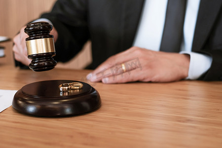 法官敲槌决定婚姻离婚签署文件。