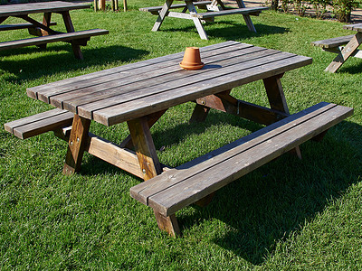 野餐桌摄影照片_木头制成的野餐桌