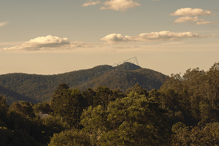 从昆士兰州布里斯班附近的光荣山 (Mount Glorious) 查看。