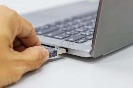 手头上的 USB 闪存驱动器连接到 USB 端口插件电脑笔记本电脑，用于传输数据和备份业务概念