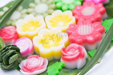 国潮熊猫吃面条摄影照片_梦幻椰子果冻泰国甜点，玫瑰形式
