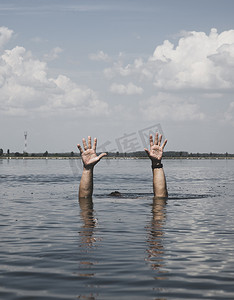 游泳溺水摄影照片_两只公手伸出水面