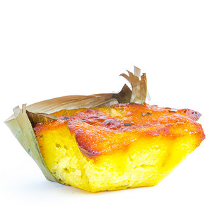 工作室拍摄了半切的 Bibingka 年糕类型的 kakanin 在菲律宾美食中分离出来的白色