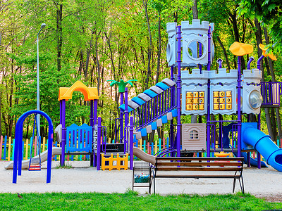 城市夏季公园明亮的儿童多彩游乐场。