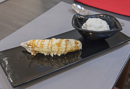 豪华冰淇淋摄影照片_豪华点菜餐厅的卡梅尔酱香蕉甜点