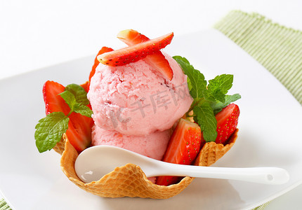 华夫饼篮中的草莓冰淇淋