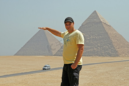 在吉萨金字塔的背景上的男子游客。