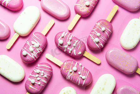 糖果几何摄影照片_粉色巧克力冰棒平躺几何设计。