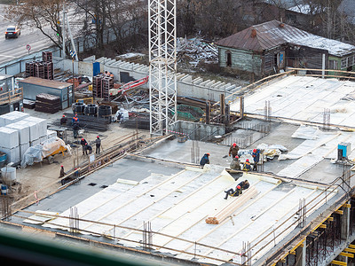 莫斯科地区摄影照片_旧木屋中建筑工地的鸟瞰图。