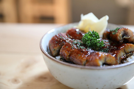 日本食品鳗鱼盖饭，木 b 上日本米饭上的烤鳗鱼