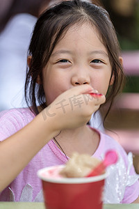 快乐的孩子吃冰淇淋