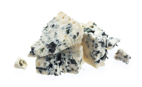 蓝色布纹摄影照片_孤立在白色背景上的丹麦蓝纹奶酪