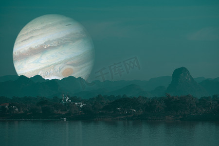 木星行星背面剪影河流和山脉天空