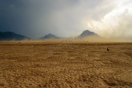 沙尘暴在黄昏期间肆虐马哈纳迪河岸，苏