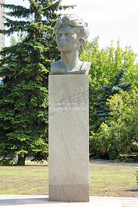俄罗斯莫斯科 — 2015 年 8 月 10 日：莫斯科“太空征服者”纪念碑宇航员小巷的宇航员瓦莲京娜·捷列什科娃纪念碑