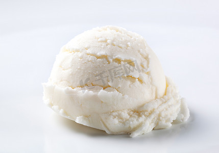香草冰淇淋球摄影照片_一勺白色冰淇淋
