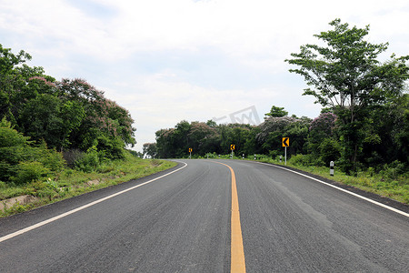 泰国左侧的道路、街道、大道车行道、乡村道路和曲线交通标志