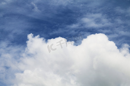 蓝色大气灯光摄影照片_美丽的蓝天，云彩为背景，夏季明亮的灯光