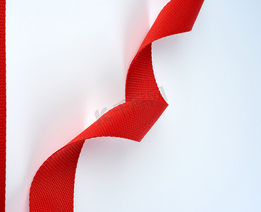 白色背景上带有粗纤维的扭曲红色纺织带