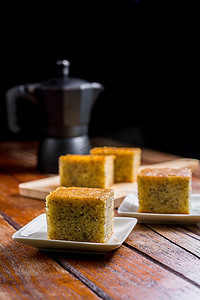 方形生日蛋糕摄影照片_自制甜软香蕉蛋糕的方形切块特写