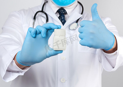 一件白色医疗外套和蓝色乳汁手套的男性医生拿着
