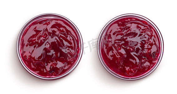 一碗红色浆果果酱，白色背景，顶视图