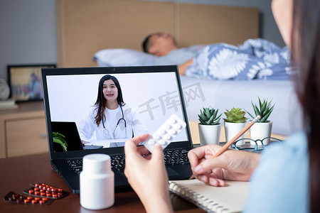 患者家属使用视频会议，在线咨询