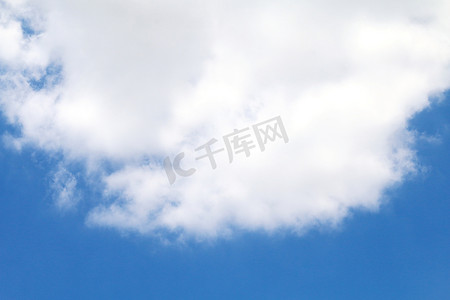 上半圆半圆摄影照片_天空上的大云半圆形状，天空有蓬松的云大，天蓝色的云背景，云景观天空清晰