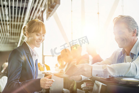 机场旅客服务代理人出示护照办理登机手续的男子画像