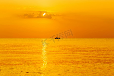 海景摄影照片_日落天空景观戏剧性的海景