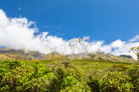 云层覆盖的塔拉纳基火山，新西兰