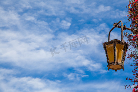 电商简约大气摄影照片_在蓝天的灯笼
