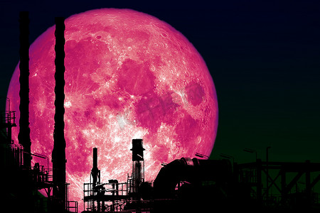 炼油厂剪影摄影照片_超级血月回到剪影炼油厂石油工业之夜