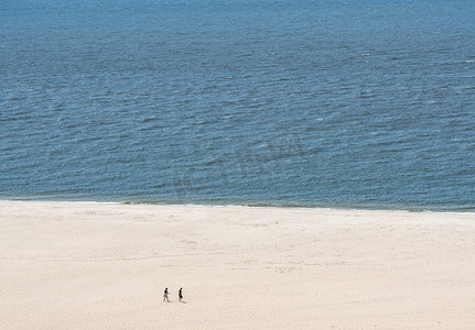 新泽西州开普梅角宽阔海滩上的单身夫妇