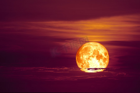 血月红云橙红色天空和周围的光线
