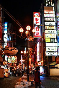 道顿堀在夜间街道和附近的建筑标志在大阪，Ja