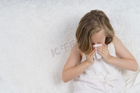 十几岁的女孩擦鼻子，流鼻涕。