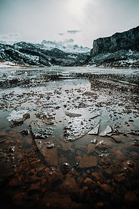 冬季，山中冰冻的湖中结冰的水和冰块