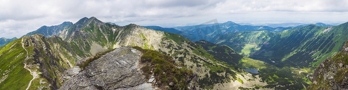 从西塔特拉山脉的普拉利夫峰或罗哈斯全景欣赏全景。