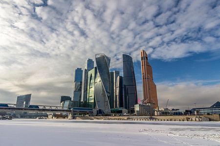 冬季莫斯科市商业中心的摩天大楼、冰冻的莫斯科河和蓝天白云。