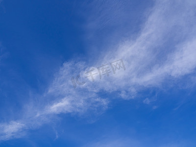 飘浮的云彩摄影照片_天空中飘浮着淡淡的云彩