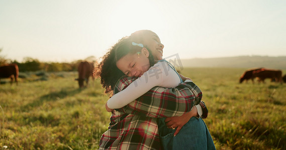 农业、奶牛和母亲拥抱孩子，以实现可持续农业、动物护理和天空镜头耀斑模型上的爱。