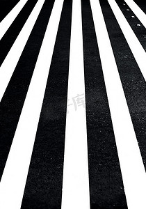 白色的斑马线摄影照片_道路上人行横道或斑马线的极端特写镜头。